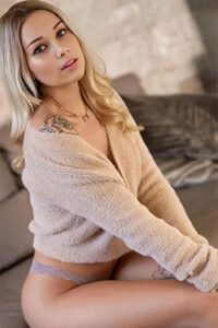 Eva Escort Service Berlin esperta seduttrice snella per momenti sensuali pieni di teneri baci in un appartamento privato
