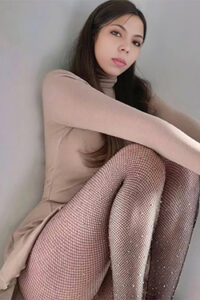Marisa Escort Berlin sensuale bellezza snella seduce durante un flirt segreto con un delicato erotismo dei piedi