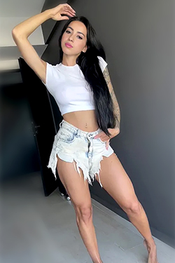 La puttana escort Tenea a Berlino con tette da urlo ama il sesso senza fine